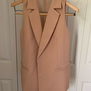 Nude sleeveless coat